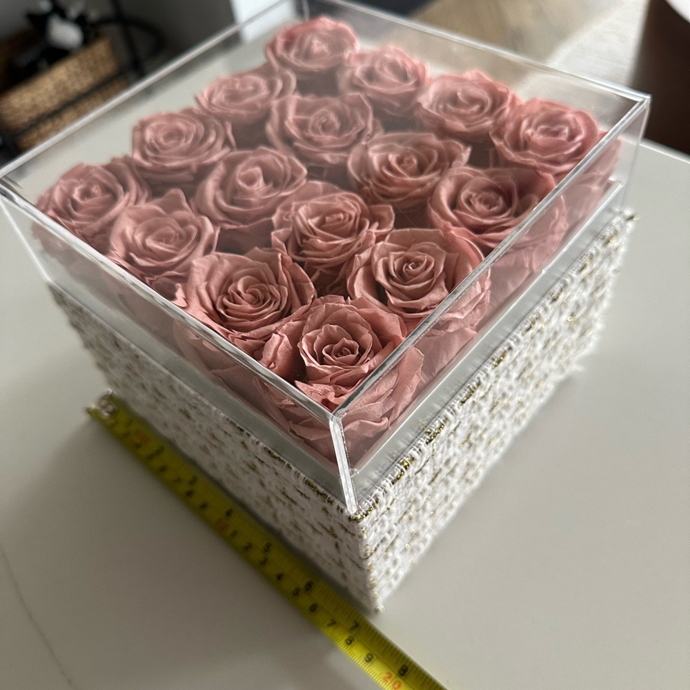 FOREVER ROSES - Pink Roses in Clear Acrylic Box